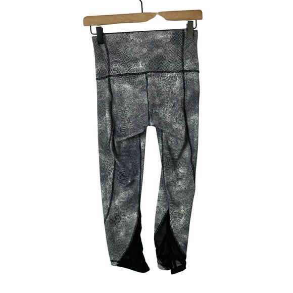 Lululemon | Essential Rhythm Black & Gray Chevron High Waist Cropped Leggings - Picture 5 of 8